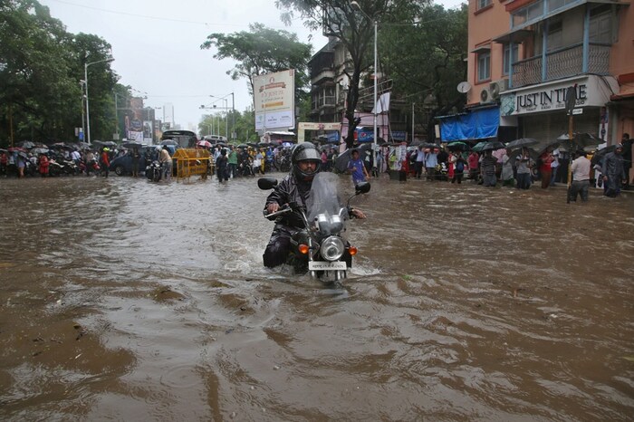 पावसाळ्यात ठिकठिकाणी पाणी तुंबते, त्यामुळे कधी कधी मोठे खड्डेही दिसत नाहीत. हा त्रास रात्रीच्या वेळी जास्त होतो. त्यामुळे जिथे पाणी भरले आहे तिथे गाडी अजिबात चालवू नका. इतकेच नाही तर जास्त पाणी सोडल्याने वाहन बाहेर पडून पाणी अडवू शकते.