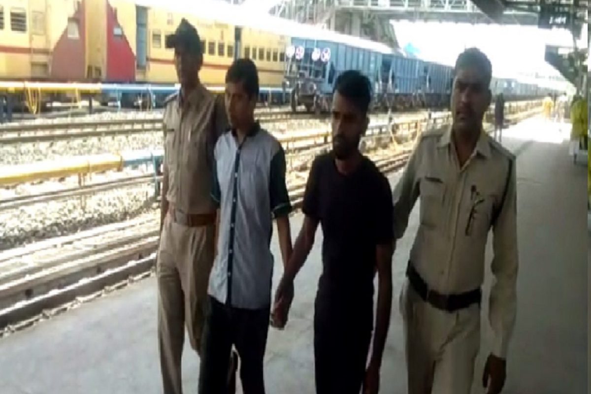 कुटुंबाला भेटायला मिळावं म्हणून मुंबईचे हे बदमाश तुमची ट्रेन करत होते लेट; कांड पाहून पोलीसही चक्रावले