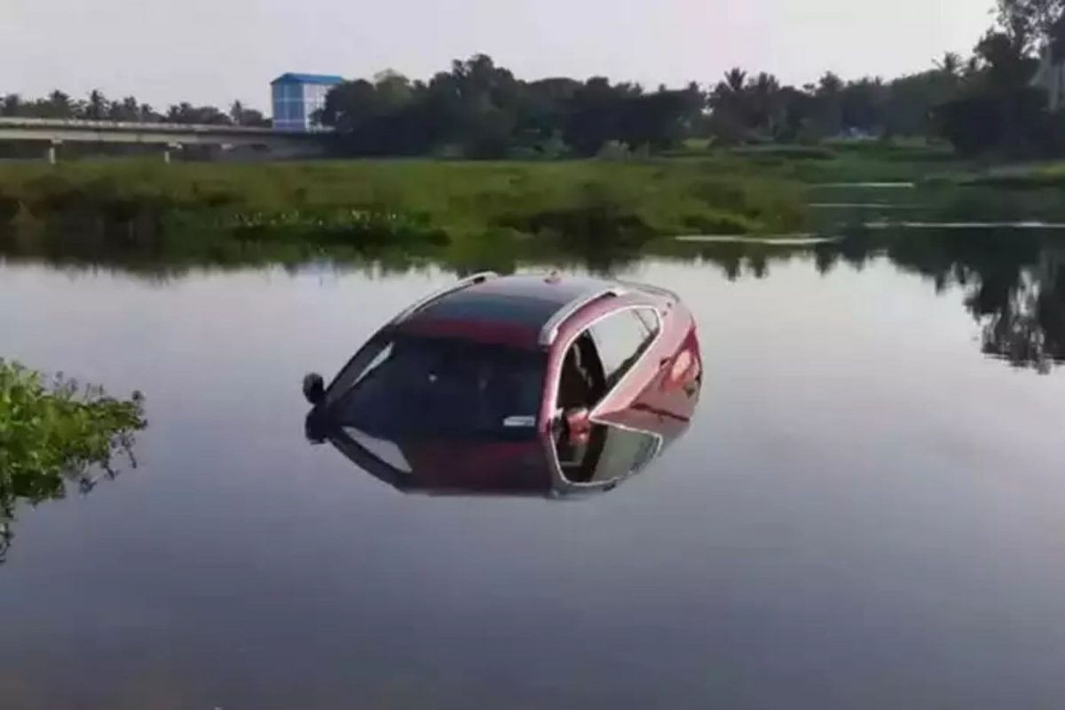 तरुणाने 1.3 कोटींची BMW कार नदीत दिली फेकून; कारण वाचून धक्काच बसेल!