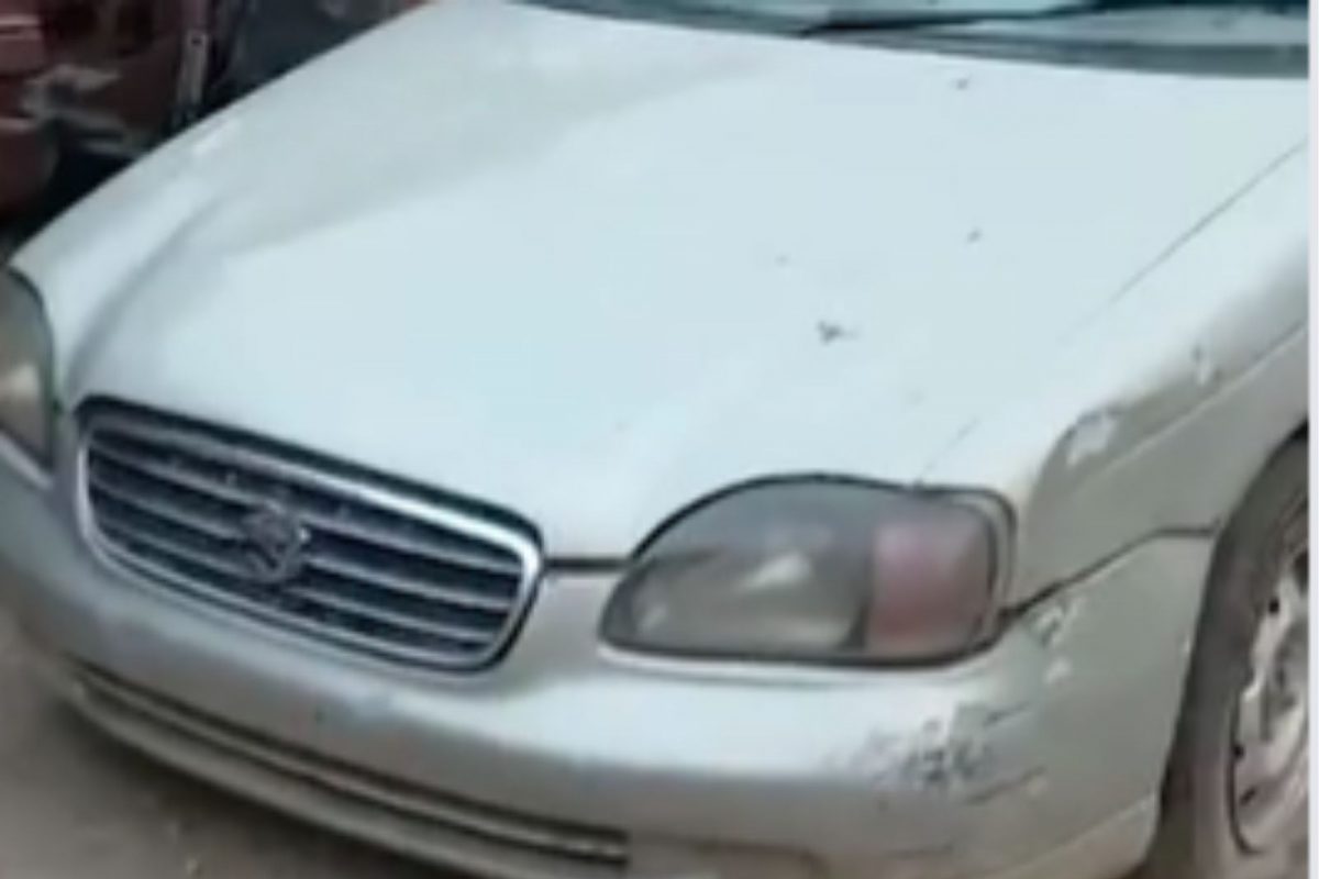 जुन्या कारमध्ये खेळता खेळता दोन मुलांनी जागेवरच सोडला जीव; कुटुंबीयांना धक्का