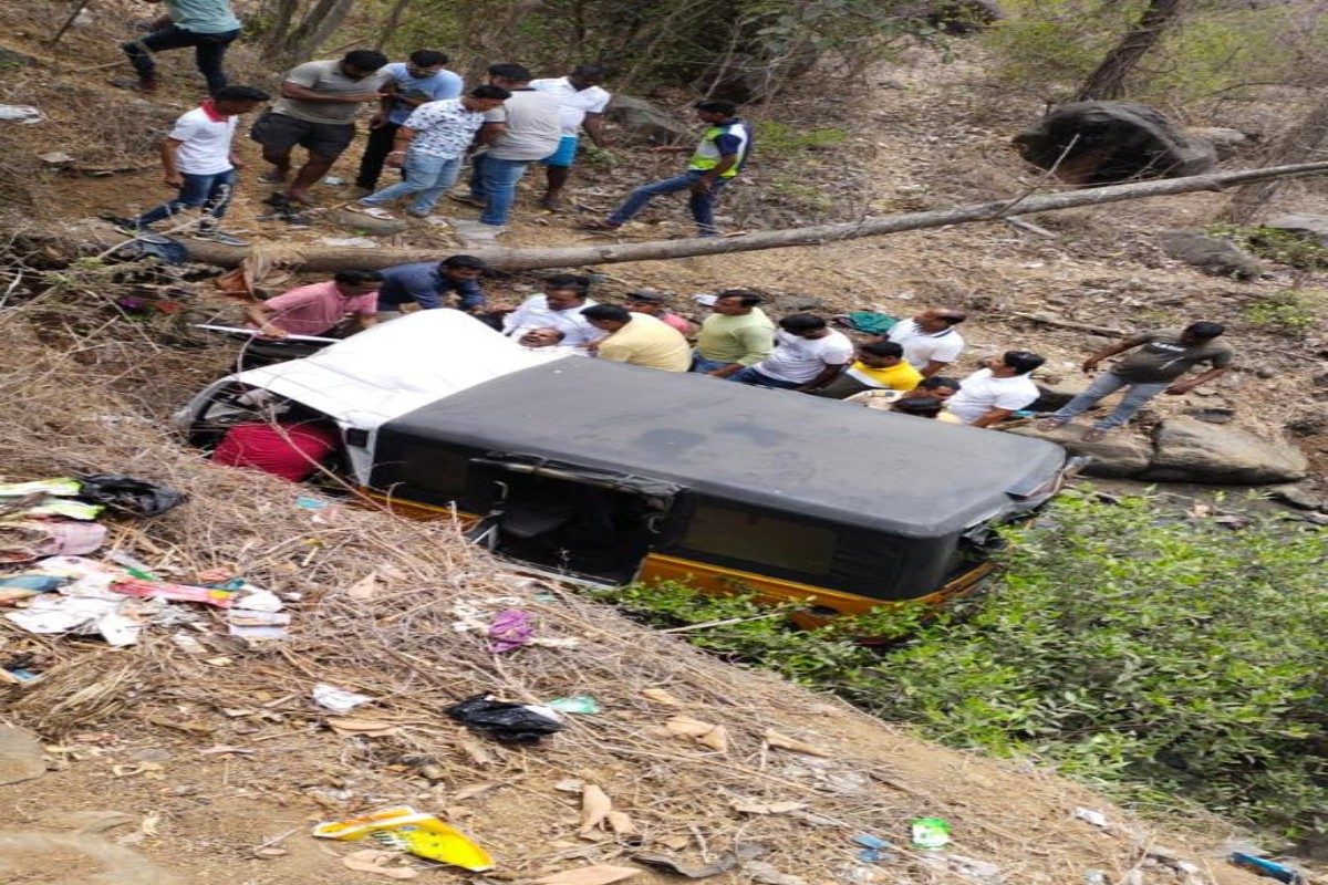 Accident : अलिबागला फिरण्यासाठी गेलेल्या मुंबईच्या तरुणीचा भीषण अपघातात मृत्यू, 5 गंभीर