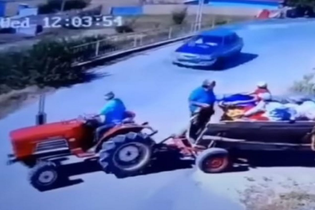 भरधाव कारच्या धडकेत ट्रॅक्टरचे झाले दोन तुकडे आणि ड्रायव्हर...; अपघाताचा धडकी भरवणारा VIDEO