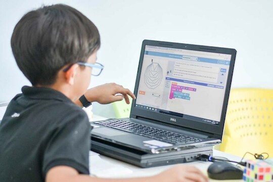पालकांनो, मुलांना कमी वयातच मिळेल करिअरची दिशा; लहानपणापासूनच Coding शिकवणं आवश्यक