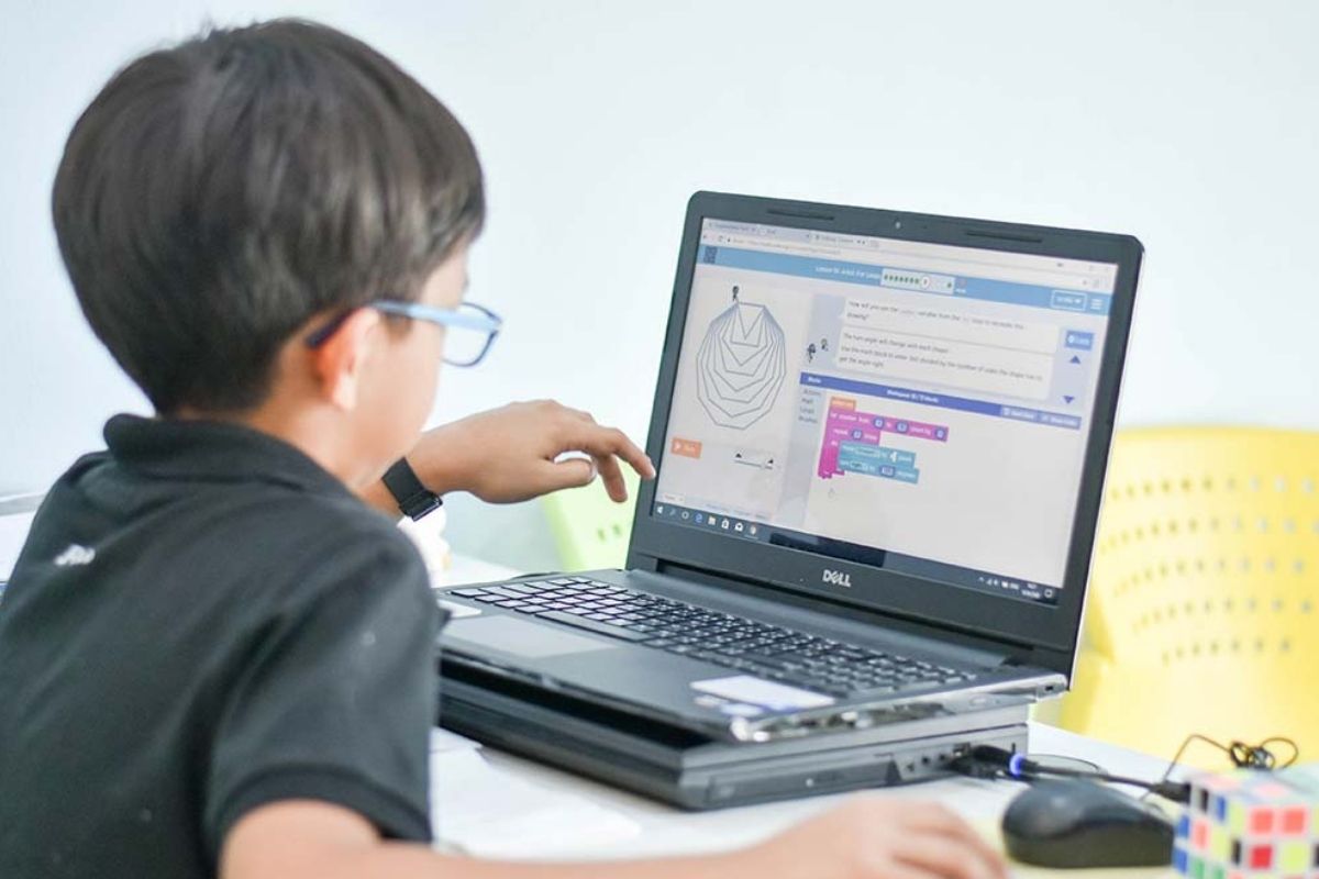 पालकांनो, मुलांना कमी वयातच मिळेल करिअरची दिशा; लहानपणापासूनच Coding शिकवणं आवश्यक