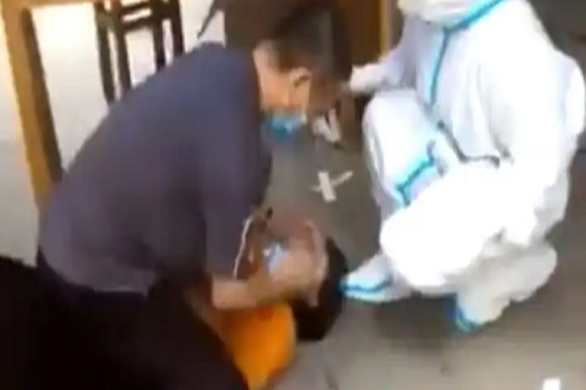 बापरे! ही अशी कसली Covid test; Video पाहून नेटिझन्स हादरले, व्यक्त केला संताप