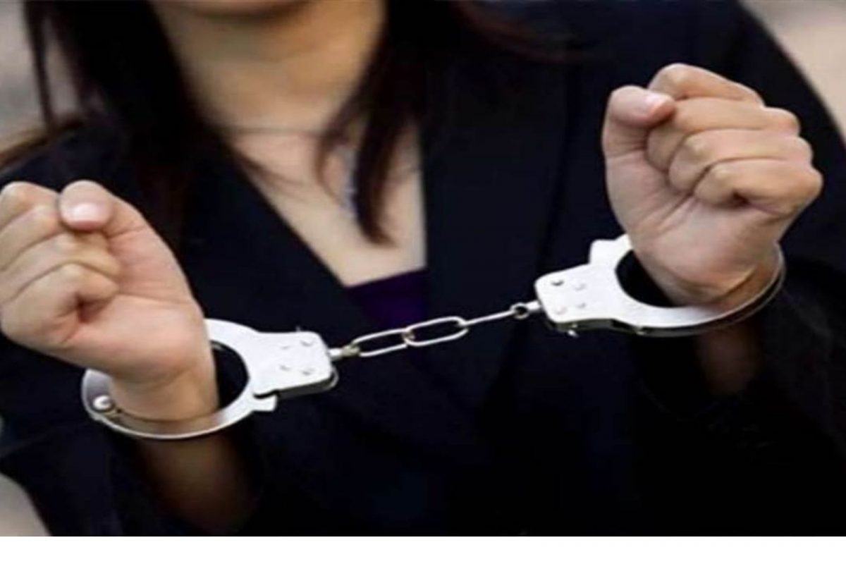 कोणती मुलगी आपल्या वडिलांसोबत असं करू शकते? वाचून विश्वास बसणार नाही!