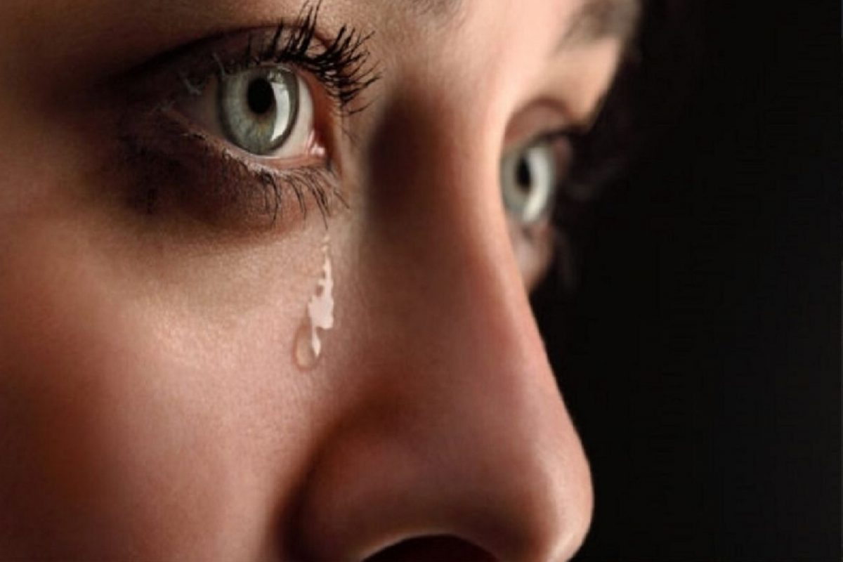 संतापजनक! डॉक्टरसमोर रुग्णाच्या डोळ्यातून आलं पाणी; क्लिनिकने रडण्याचेही पैसे वसूल केले