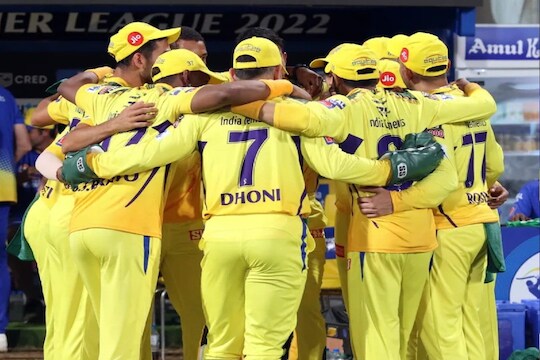 IPL 2022 : CSK चा तरूण खेळाडू बनला 'पॉवर प्ले' किंग, मोहम्मद शमीलाही टाकलं मागं