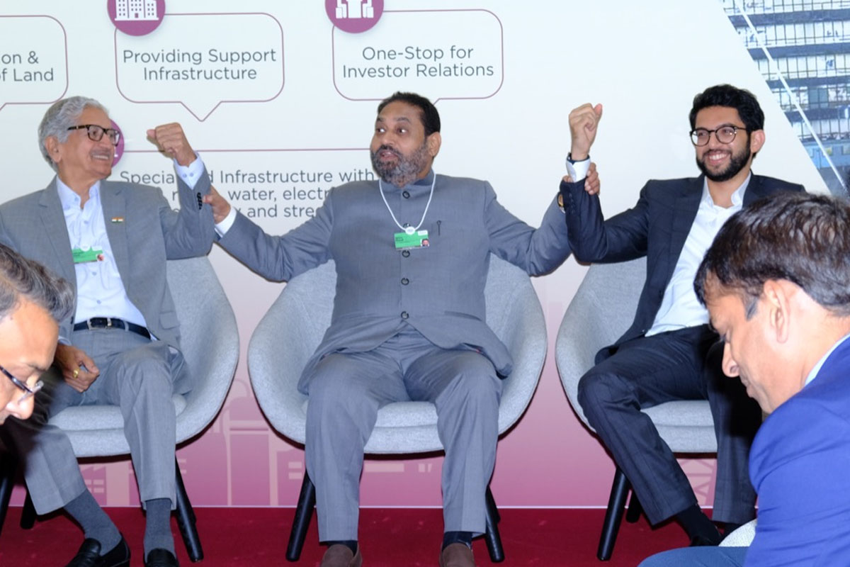 दावोस येथील जागतिक आर्थिक परिषदेत सलग तिसऱ्या दिवशी महाराष्ट्राची कामगिरी सरस ठरली. आज उर्जा निर्मिती क्षेत्
दावोस येथील जागतिक आर्थिक परिषदेत सलग तिसऱ्या दिवशी महाराष्ट्राची कामगिरी सरस ठरली. आज उर्जा निर्मिती क्षेत्रात 50 हजार कोटींचे करार करण्यात आले. रात 50 हजार कोटींचे करार करण्यात आले.