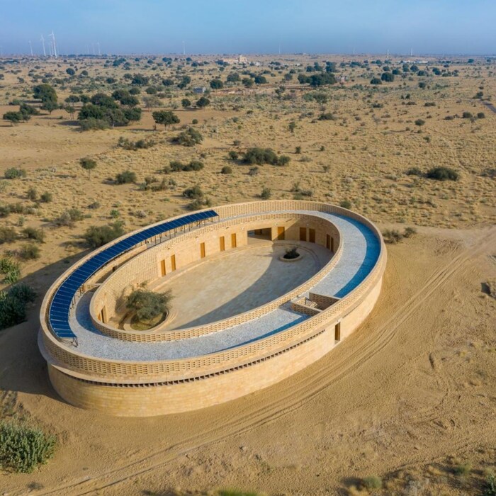 राजस्थानातल्या थर वाळवंटाच्या मध्यभागी ही अंडाकृती आकाराची (Oval Shaped Building) इमारत आहे. न्यूयॉर्कच्या वास्तुविशारद डायना केलॉग (New York Architect Diana Kellogg) यांनी डिझाइन केलेली एक नवीन शाळा आहे यावर विश्वास बसेल?