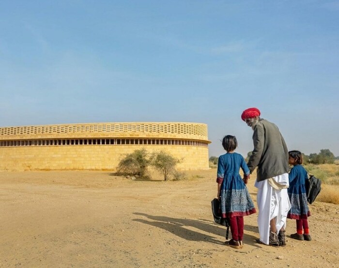 'राजकुमारी रत्नावती गर्ल्स स्कूल' (The Rajkumari Ratnavati Girl’s School) या शाळेच्या इमारतीचा आकार आणि संदर्भ 'स्त्रीत्वाची आणि अनंताची शक्ती.' दर्शवतो (The School Shows Power Of Femininity And Infinity). असे केलॉग यांनी सांगितले. ही शाळा लवकरच शाश्वत आर्किटेक्चरचा एक मोठा भाग म्हणजेच ज्ञान केंद्र होणार आहे. 