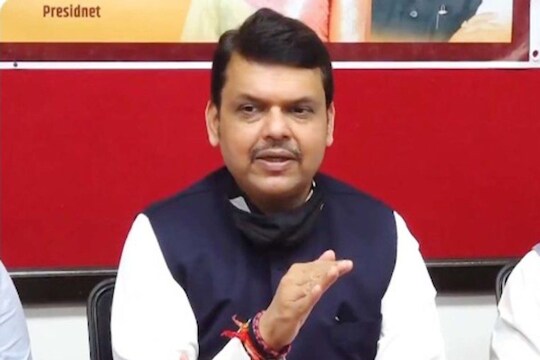 'उंटाच्या तोंडात जिरे'! पेट्रोल डिझेलच्या दर कपातीनंतर ठाकरे सरकारवर फडणवीसांची खरमरीत टीका