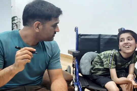 रडू नकोस म्हणत पुसले अश्रू, दिव्यांग फॅनला बघून MS Dhoni झाला इमोशनल, VIDEO