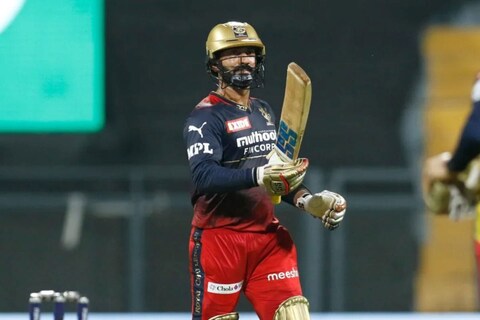 रॉयल चॅलेंजर्स बँगलोर आणि राजस्थान रॉयल्स (RCB vs RR) यांच्यातील दुसरा क्वालिफायर सामना काही तासांवर आला आहे. या सामन्यापूर्वी दिनेश कार्तिकवर (Dinesh Karthik) नियमभंग केल्याचा ठपका ठेवण्यात आला आहे. 