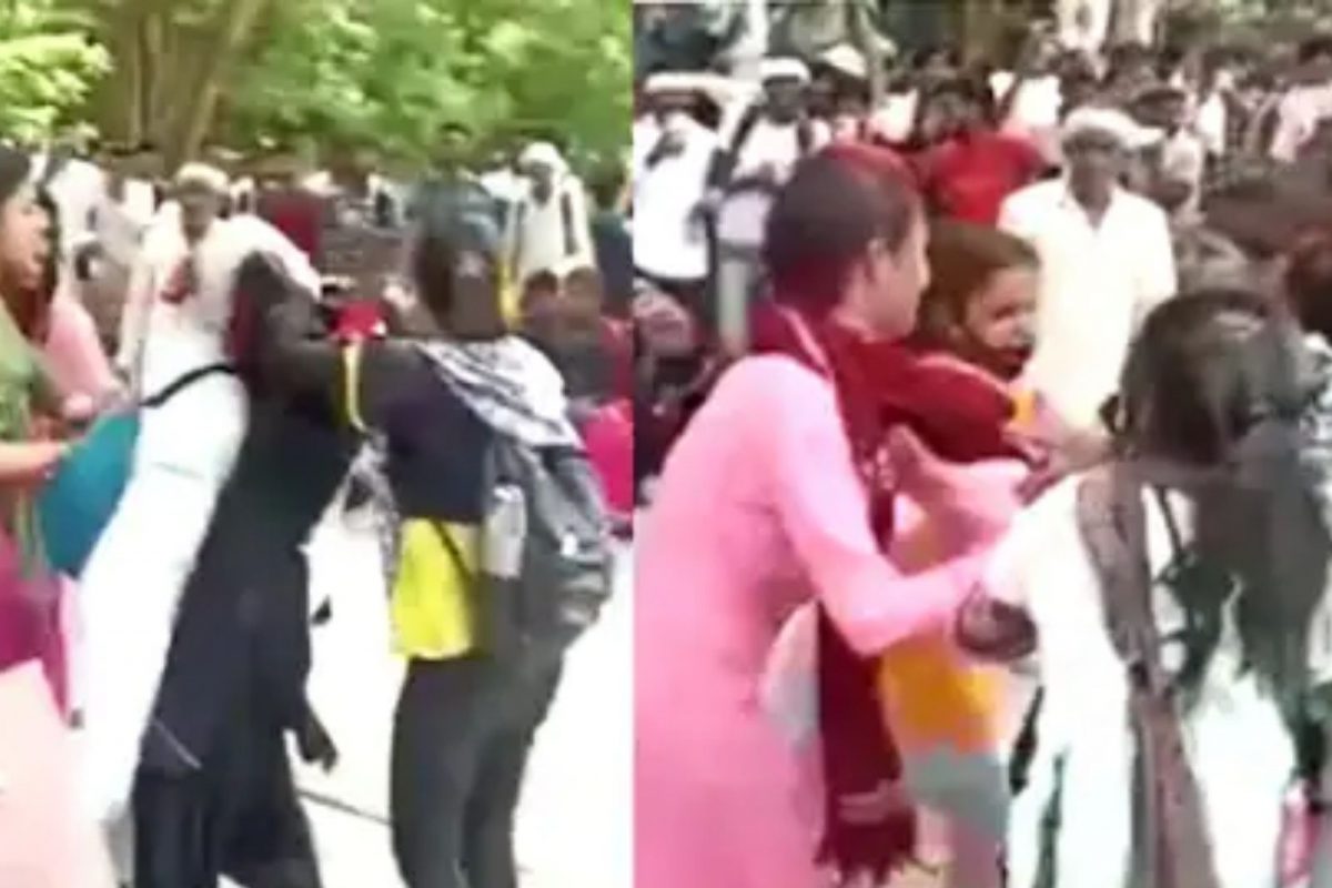 बसच्या सीटवरुन मुलींमध्ये लाथा-बुक्क्यांनी मारहाण; मध्यस्थी करायचं सोडून बघ्यांनी शूट केला Video