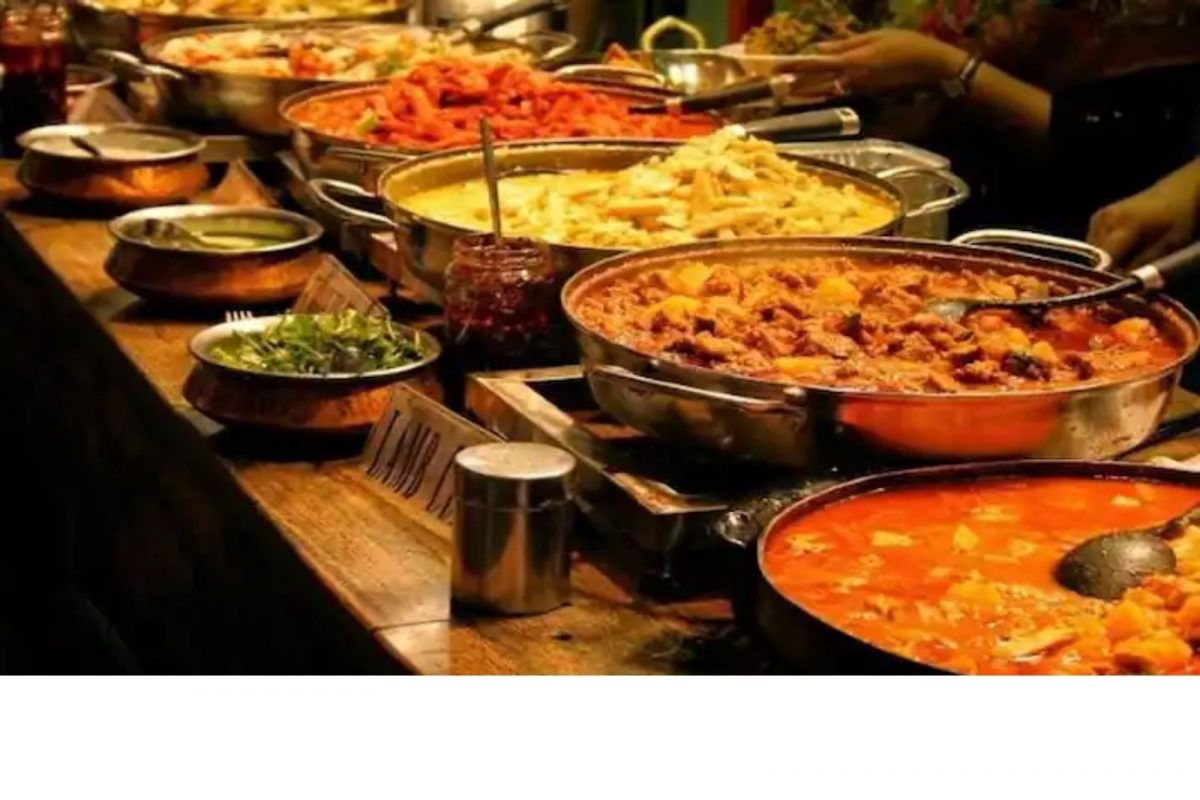 बापरे! वरात आहे की त्सुनामी; जेवणाऱ्या काऊंटरच्या दिशेने धावत सुटले पाहुणे, Video Viral