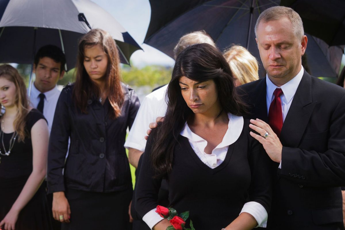 दु:खाच्या प्रसंगी का परिधान केले जातात काळ्या किंवा पांढऱ्या रंगाचे कपडे?