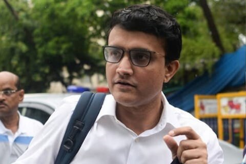 बीसीसीआय अध्यक्ष सौरव गांगुली (Sourav Ganguly) यांनी कोलकातामध्ये नवं घरं घेतलं आहे. त्यामुळे तब्बल 48 वर्षांनी गांगुली यांचा पत्ता बदलणार आहे. 