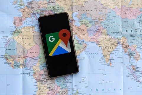 अँड्रॉईड स्मार्टफोन 'Find Your Phone' फीचरसह येतो. आज आम्ही तुम्हाला Google Maps च्या मदतीने स्मार्टफोनचे लोकेशन कसे शोधू शकता ते सांगणार आहोत. लोकेशन ट्रॅक करण्यासाठी तुम्हाला काही महत्त्वाच्या गोष्टी फॉलो कराव्या लागतील.
