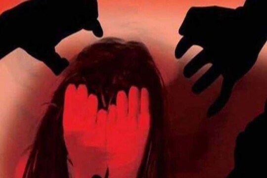 चार अल्पवयीन मुलांकडून 6 वर्षांच्या चिमुरडीवर वर्षभरापासून बलात्कार, तिघांना अटक