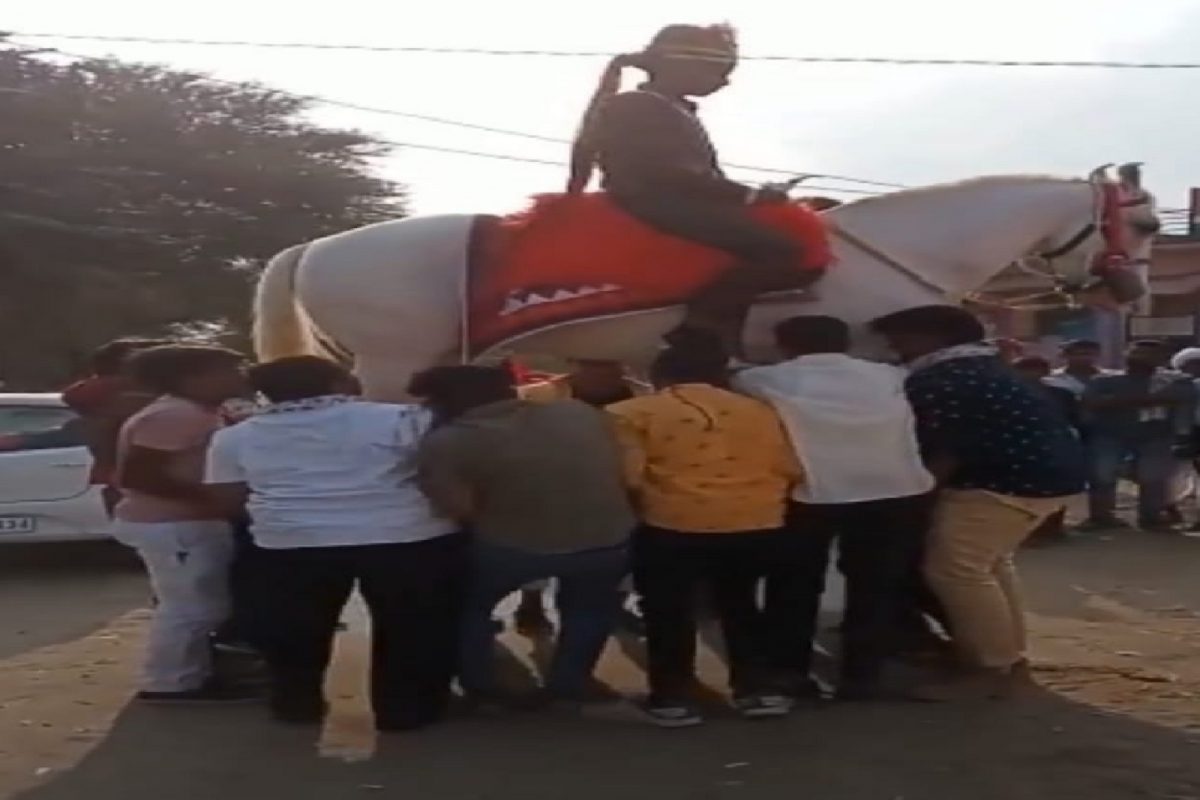 बाबो! घोड्यासकटच नवरदेवाला उचलून गरागरा फिरवलं; व्हायरल होतोय लग्नाचा हा VIDEO