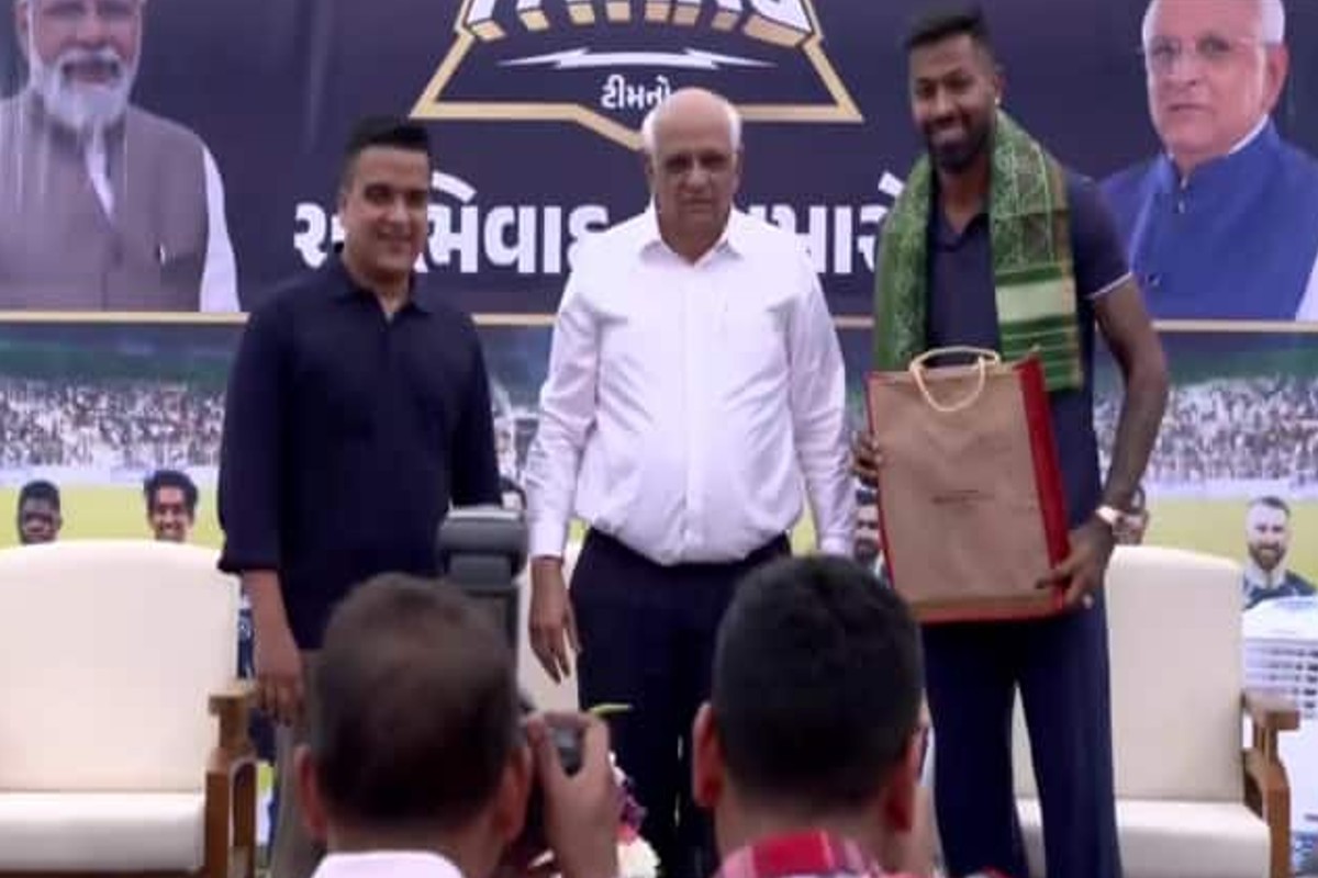IPL 2022 : गुजरातच्या मुख्यमंत्र्यांनी हार्दिकला दिलं स्पेशल गिफ्ट, चॅम्पियन टीमची घेतली भेट