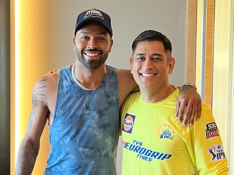 IPL 2022 च्या 62 व्या सामन्यात गुजरात टायटन्सने (Gujarat Titans) महेंद्रसिंग धोनीच्या (MS Dhoni) चेन्नई सुपर किंग्जचा 7 गडी राखून पराभव केला. हार्दिक पंड्याच्या (Hardik Pandya) नेतृत्वाखालील गुजरात संघाने 5 चेंडू राखून 134 धावांचे लक्ष्य गाठले. गुजरातचा हा आयपीएलचा पदार्पण हंगाम आहे आणि 13 सामन्यांमधला त्याचा 10वा विजय आहे. पहिल्याच सीझनमध्ये, हार्दिकने असा अद्भुत पराक्रम केला, जो त्याचा आदर्श महेंद्रसिंग धोनी 2008 मध्ये त्याच्या आयपीएल पदार्पणात करू शकला नाही.
