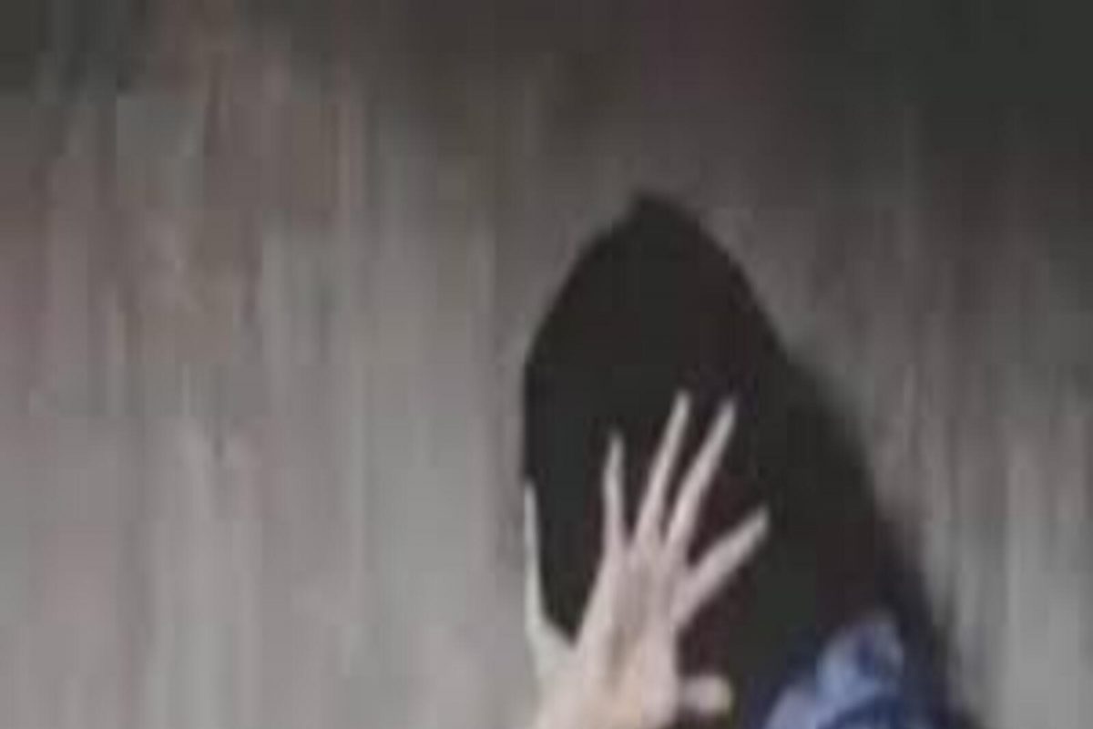 नातेवाईकच निघाला नराधम, पोलीस कॉन्स्टेबलकडून अल्पवयीन मुलीवर अत्याचार