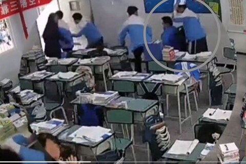 20 मे रोजी चीनच्या सिचुआनमध्ये 4.8 रिश्टर स्केलचा भूकंप झाला, ज्यामुळे एक शाळाही हादरली. सीसीटीव्ही कॅमेऱ्यात रेकॉर्ड झालेल्या व्हिडिओमध्ये शिक्षक आणि विद्यार्थी वर्गाबाहेर धावताना दिसत आहेत