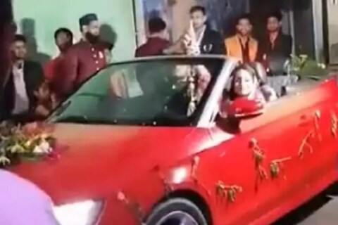 व्हिडिओमध्ये नवरी आणि नवरदेवाच्या पोशाखात सजलेलं जोडपं लाल रंगाच्या कारमध्ये बसून गोळीबार करताना दिसलं (Harsh Firing in Wedding). 
