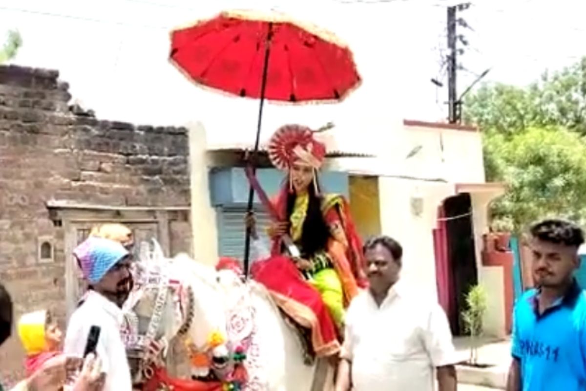 मुला - मुलीमधील भेदभाव दूर करून स्त्री पुरुष समानतेचा संदेश देण्यासाठी वडिलांची ही संकल्पना होती.