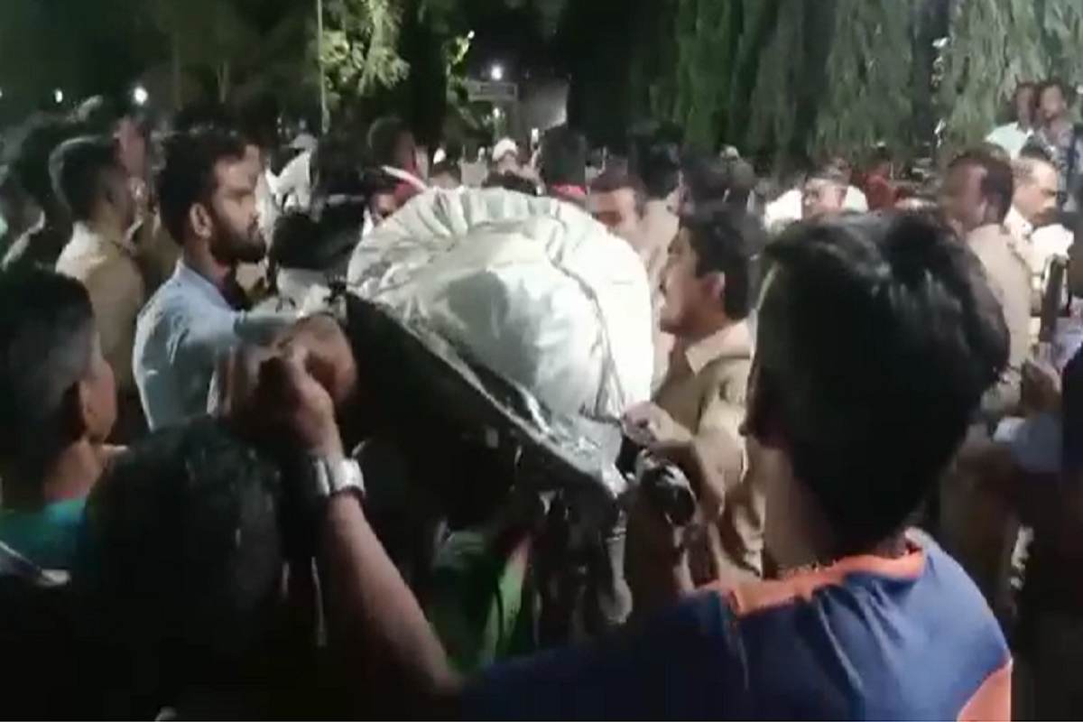 VIDEO : जळगावात दूध फेडरेशनबाहेर तुफान राडा, टँकर चालकाचा मृतदेह आणून नातेवाईकांचा ठिय्या