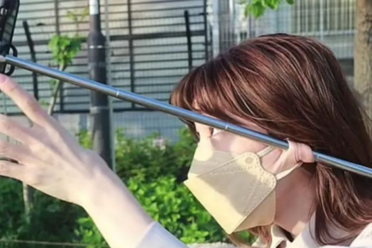 कधी काठी पकडते तर कधी छत्री; तरुणी कानासोबत करते बरेच प्रयोग; Video पाहिला का?