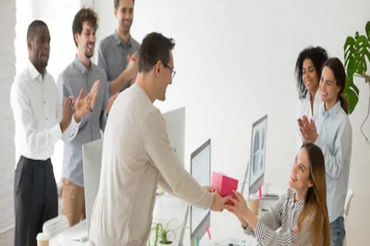 क्या बात है! नोकरीसोबत 'छोकरा-छोकरी'ही देते ही भारतीय कंपनी; लग्न करताच वाढते Salary