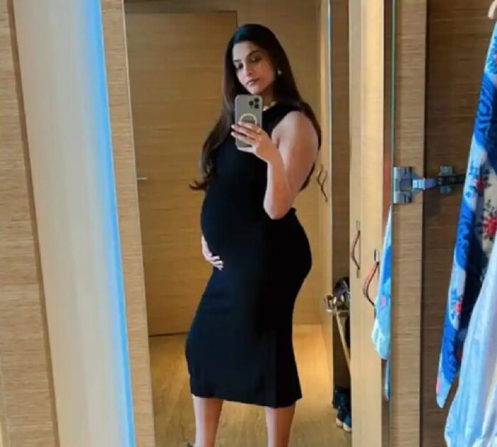 ब्लॅक ड्रेसमध्ये मिरर सेल्फी घेत बेबी बंपबरोबरचा फोटो सोनम शेअर केला आहे. बऱ्याच दिवसांनी सोनमने तिचा फोटो शेअर केल्याने चाहत्यांनी तिच्या फोटोवर लाईक्स आणि कमेंटचा वर्षाव केलाय.  