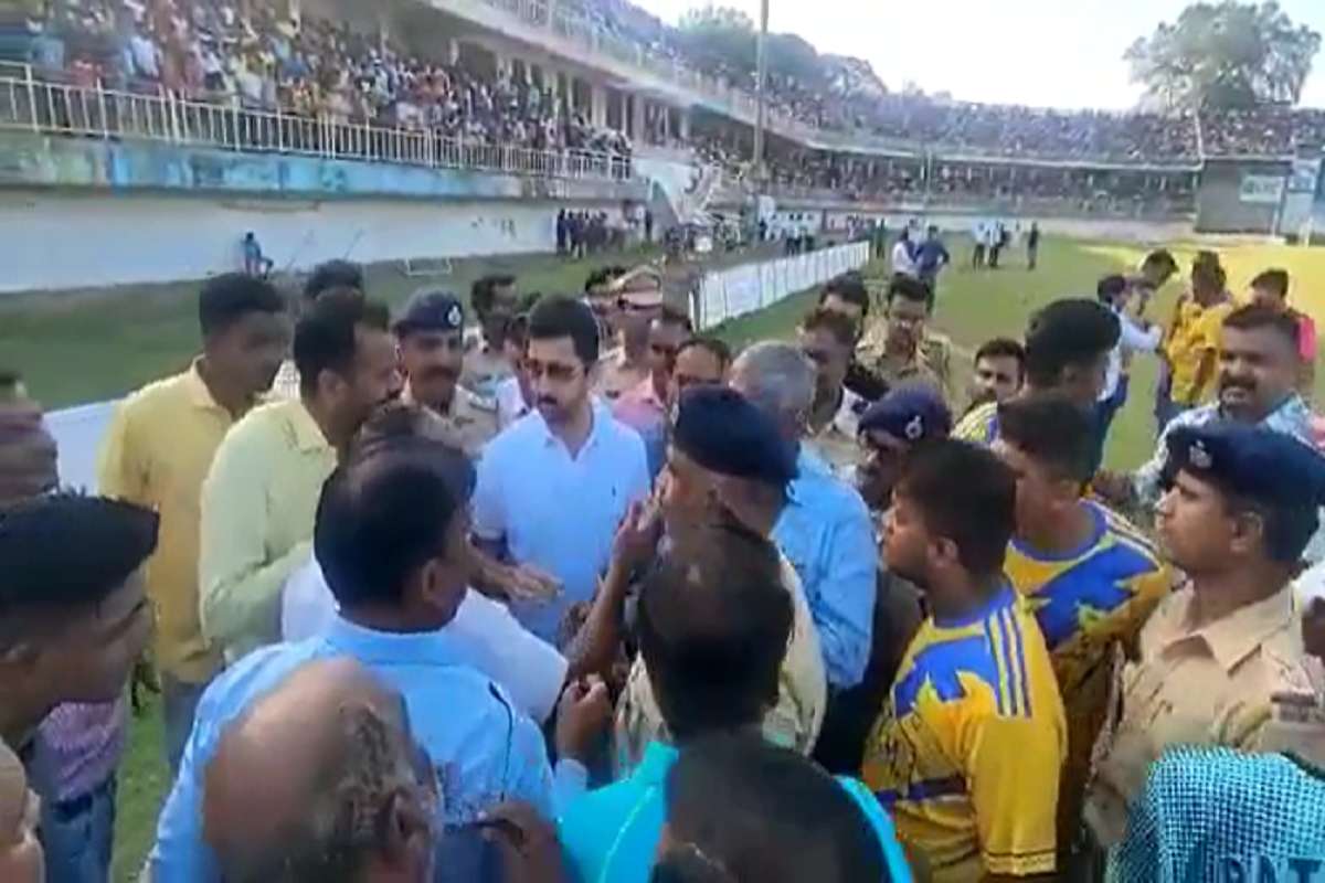 VIDEO : कोल्हापुरात फुटबॉल चषक स्पर्धेत खेळाडू-प्रशिक्षक भिडले, वाद मिटवण्यासाठी खुद्द छत्रपती मालोजीराजेंची मध्यस्थी
