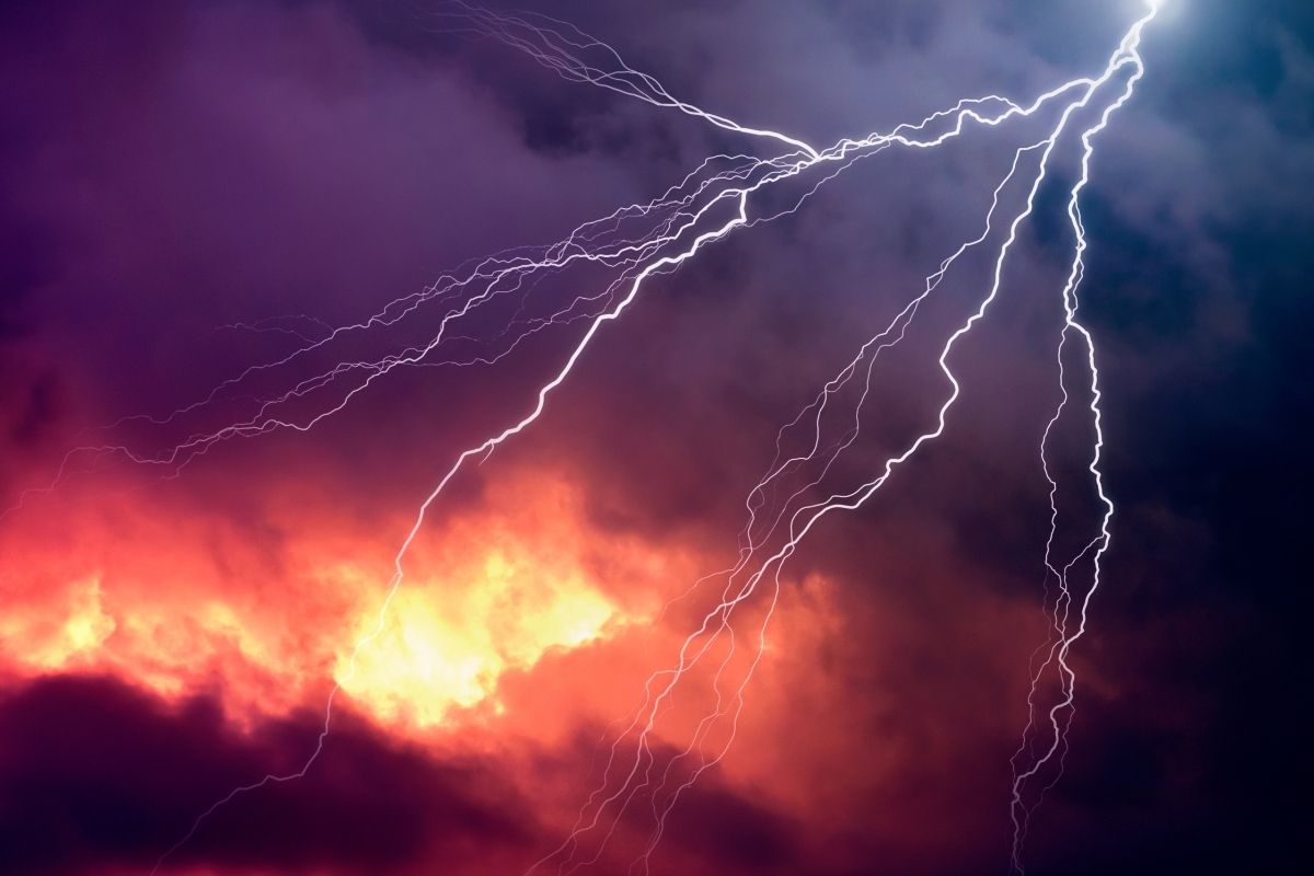 वीज अंगावर पडल्यानंतरही वाचू शकतो जीव, फक्त एक काम करावं लागेल