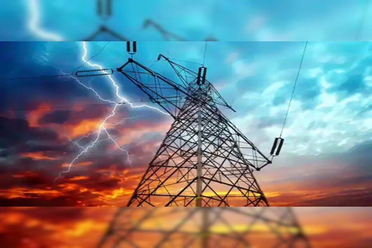 पत्नी नांदायला तयार नाही, पती चढला विजेच्या टॉवरवर; पोलीस येताच घडलं असं की...