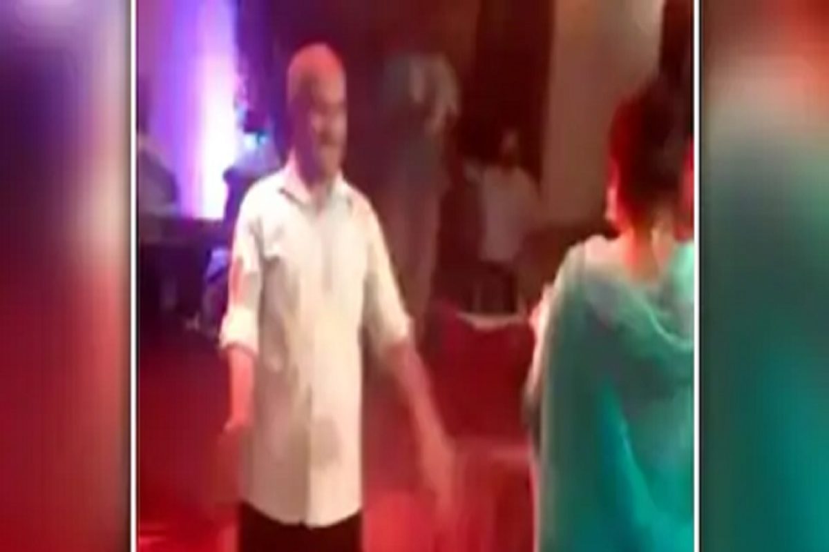 Shocking Video! लग्नात नाचता नाचता अचानक गेला व्यक्तीचा जीव; कॅमेऱ्यात कैद झाला 'मृत्यू'