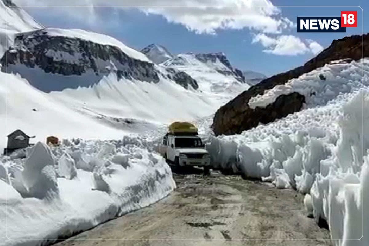 मनाली-लेह मार्ग, बारालाचा पास येथून छोट्या वाहनांची वाहतूक सुरू झाली आहे. हा रस्ता दुपारी एक वाजेपर्यंत खुला राहणार आहे.