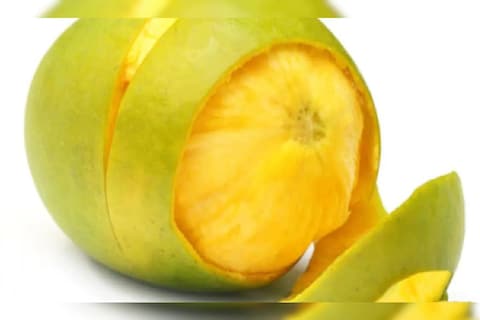 आंब्यासाठी (Mangeo) सर्वजण उन्हाळ्याची आतुरतेने वाट पाहत असतात. आंबे खाताना सहज फेकून देण्यात येणाऱ्या सालीचेही अनेक फायदे आहेत. 