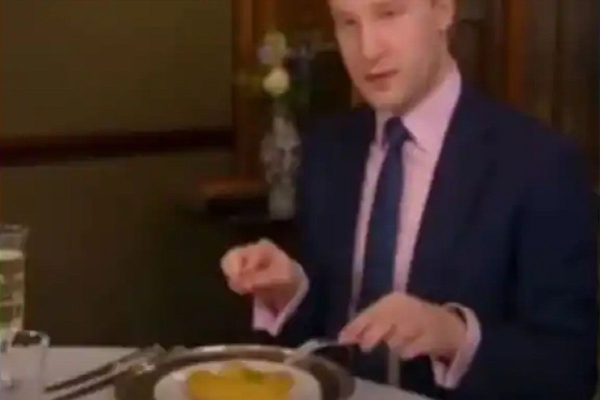 VIRAL VIDEO : एखादी राणी केळं कसं खात असेल, याचा कधी विचार केलाय का?