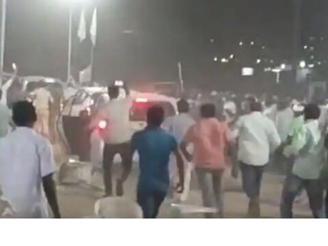 चप्पल, शूज घेऊन पळणारी ही गर्दी कोणा सर्वसामान्य माणसाला मारण्यासाठी जात नाही, तर ते एका नेत्याचा पाठलाग करीत आहेत