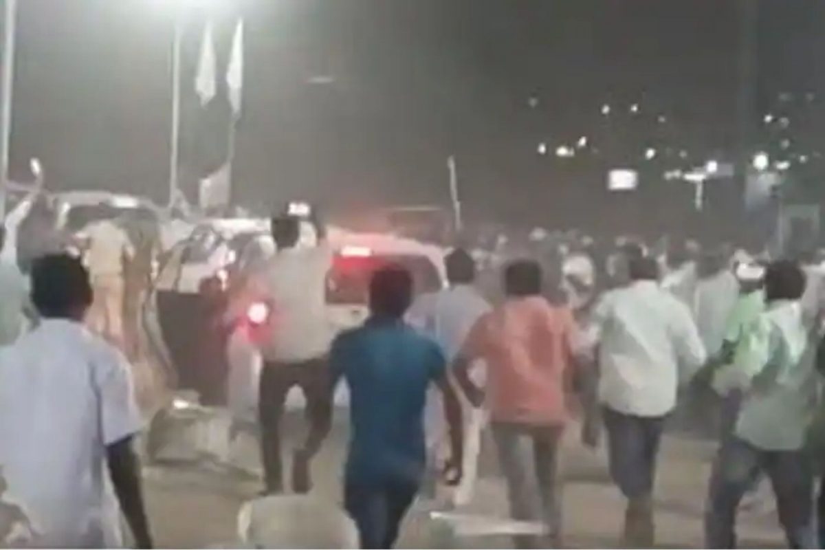 चप्पल-दगड घेऊन मागे धावली जनता; भाषण अर्धवट सोडून मंत्र्यांचा काढता पाय