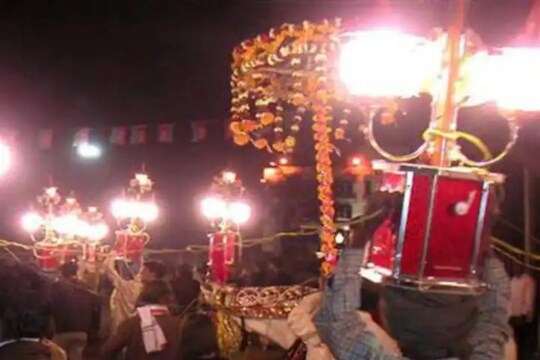 पुन्हा दलिताच्या वरातीवरुन गोंधळ; मंदिरासमोर डिजे वाजवण्यावरुन पाहुण्यांवर दगडफेक, तिघे जखमी