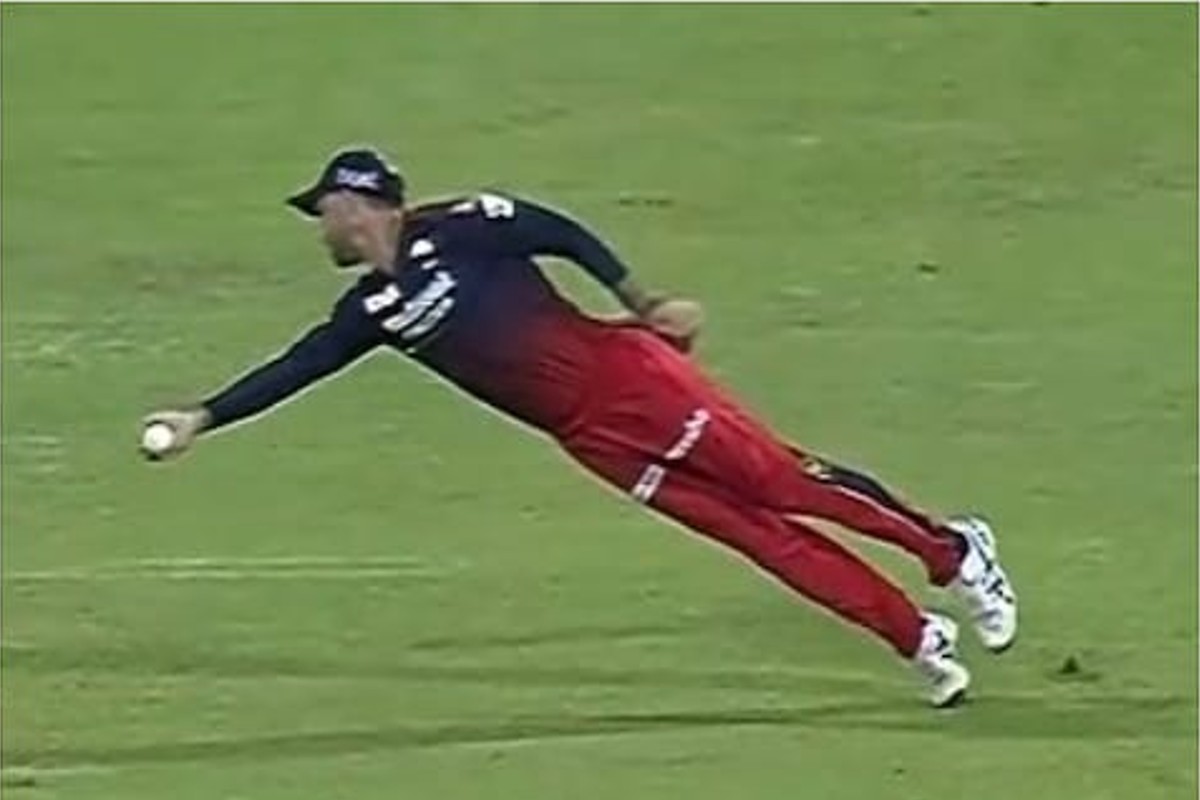 IPL 2022 : 'उडता मॅक्सी', डू ऑर डाय सामन्यात मॅक्सवेलने घेतला सुपर कॅच, VIDEO