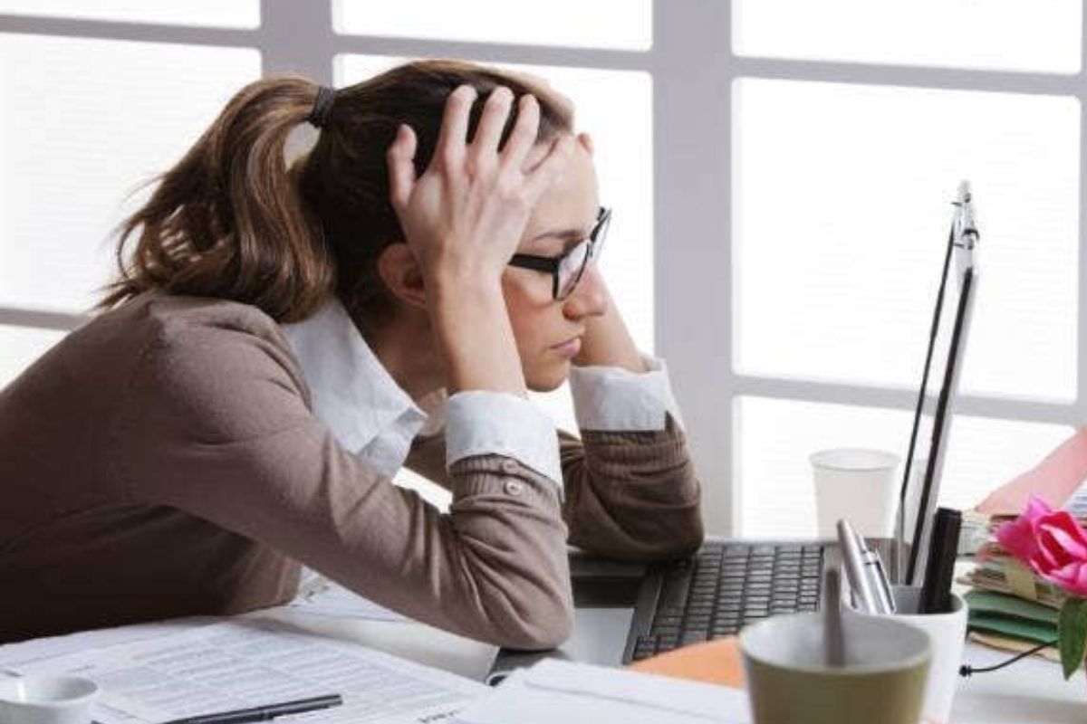 सावधान! सतत नोकरी बदलणं तुमच्या करिअरसाठी ठरू शकतं धोकादायक; 'हे' होऊ शकतं नुकसान