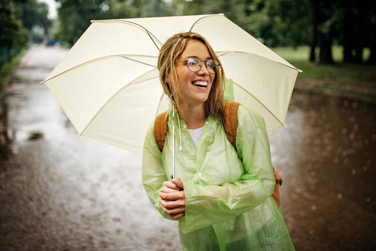 पावसाळ्यात फिरायला जाताना या गोष्टी पहिल्या पॅक करा! सहलीचा आनंद होईल दुप्पट