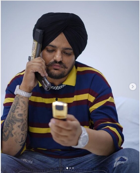 या लोकप्रिय पंजाबी गायकाचं नाव शुभदीप सिंग सिद्धू आहे, ज्याला सिद्धू मूसेवाला देखील म्हटले जातं. हा कलाकार वादग्रस्त ठरला होता. कारण, त्याच्या काही गाण्यांमध्ये हिंसाचार आणि बंदूक संस्कृतीला प्रोत्साहन देण्यात आलं होतं.