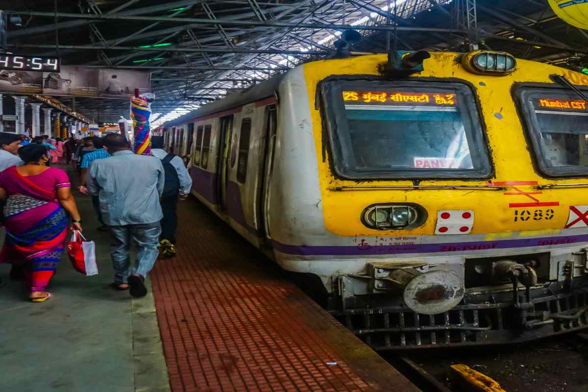 Mumbai : 10 नाही तर 50 रुपयात प्लॅटफॉर्म तिकीट, मुंबईतल्या 'या' रेल्वे स्थानकांवर दर महागला, कारण...
